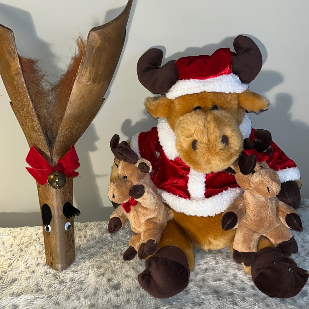 stuffed Santa Bear /Reindeer & cubs?? And Reindeer Wall Door Decor